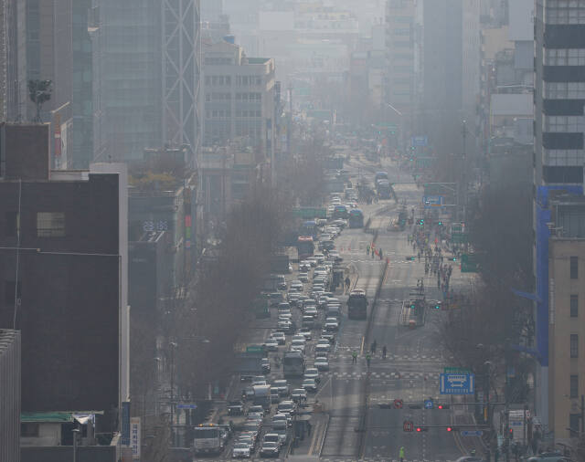 올봄 첫 황사 유입으로 미세먼지 수준이 나쁨을 기록한 17일 오전 서울 종로 일대가 뿌옇게 보인다. 연합뉴스