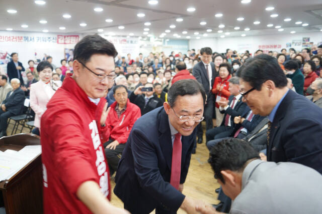 김성원 의원(사진 왼쪽) 선거사무소 개소식에 참석한 5선 주호영 의원(사진 중앙)이 지지자들과 인사하고 있다. 송진의기자