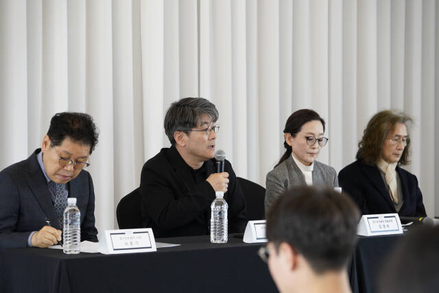 지난 14일 포포인츠바이쉐라톤 수원에서 열린 경기아트센터 신임예술감독 취임 기자간담회에서 (왼쪽부터) 서춘기 경기아트센터 사장, 김광보 경기도극단 예술감독, 김경숙 경기도무용단 예술감독, 김성진 경기시나위오케스트라 예술감독이 올해 공연 계획 등을 발표하고 있다. 경기아트센터 제공