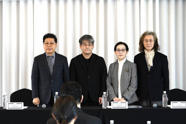 지난 14일 포포인츠바이쉐라톤 수원에서 열린 경기아트센터 신임예술감독 취임 기자간담회에서 (왼쪽부터) 서춘기 경기아트센터 사장, 김광보 경기도극단 예술감독, 김경숙 경기도무용단 예술감독, 김성진 경기시나위오케스트라 예술감독이 기념촬영을 하고 있다. 경기아트센터 제공