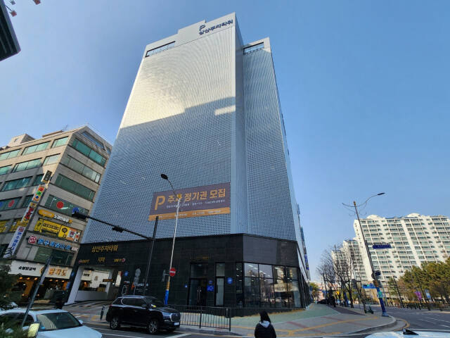 더불어민주당 박선원 부평을 예비후보가 1층에 선거사무소를 차린 삼산주차타워 건물 모습. 이병기 기자
