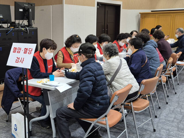 인천 연수구가 최근 고혈압·당뇨병 예방관리법을 교육하는 ‘내 혈압, 혈당 바로 알기’를 마쳤다. 구 제공