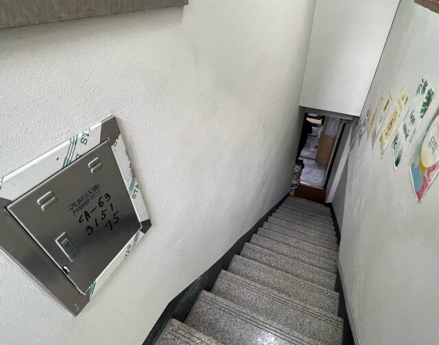 지난 15일 오후 5시께 수원특례시 권선구 권선동의 한 무등록 음악학원의 지하 통로가 매우 비좁아 화재 등 각종 위험에 노출돼 있다. 금유진기자