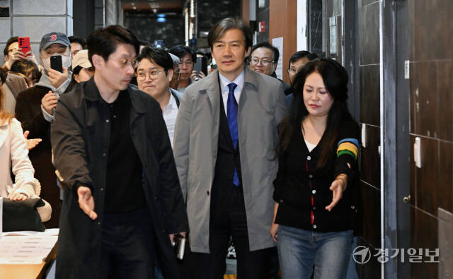 조국혁신당 조국 대표가 17일 오후 인천 남동구 샤펠드미앙에서 열린 조국혁신당 인천시당 창당발기인대회로 입장하고 있다. 조병석기자