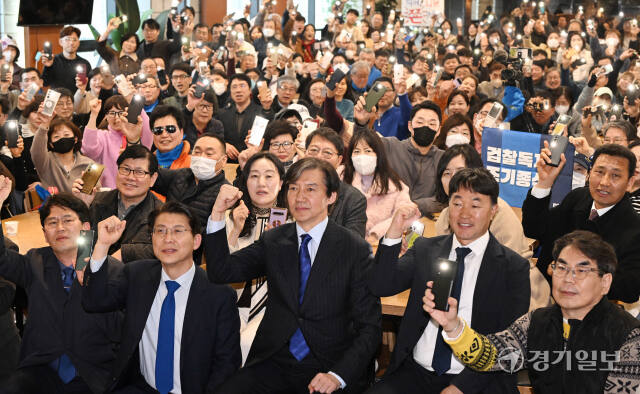 조국혁신당 조국 대표가 17일 오후 인천 남동구 샤펠드미앙에서 열린 조국혁신당 인천시당 창당발기인대회에서 참석자들과 기념촬영하고 있다. 조병석기자
