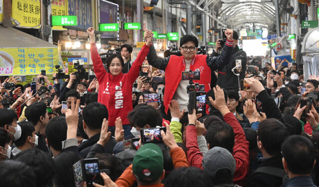 국민의힘 한동훈 비상대책위원장이 16일 오후 오산시 오산오색시장 상인연합회 간담회를 마치고 김효은 예비후보와 시장을 돌며 시민들과 인사하고 있다. 홍기웅기자