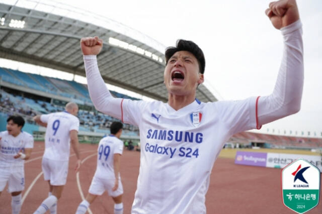 수원 삼성 한호강이 17일 안산 와스타디움서 열린 ‘하나은행 K리그 2024’ 3라운드서 안산을 상대로 득점한 뒤 환호하고 있다. 한국프로축구연맹 제공