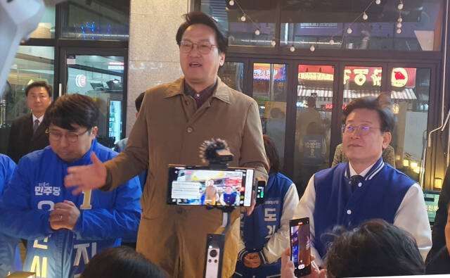 이재명 대표의 오산대역 거리유세에 참석한 안민석 의원이 차지호 후보 지지 연설을 하고 있다. 강경구 기자