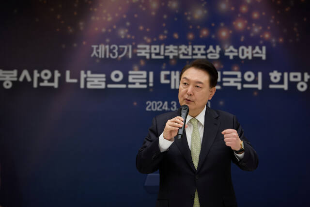 지난 15일 서울 용산 대통령실 청사에서 열린 제13기 국민추천포상 수여식에서 발언 중인 윤석열 대통령. 연합뉴스