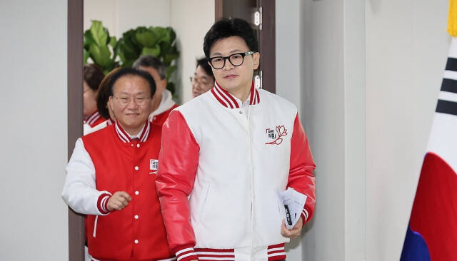 국민의힘 한동훈 비상대책위원장 겸 총괄 선거대책위원장이 18일 오전 서울 여의도 중앙당사에서 열린 중앙선거대책위원회의에 참석하고 있다. 연합뉴스