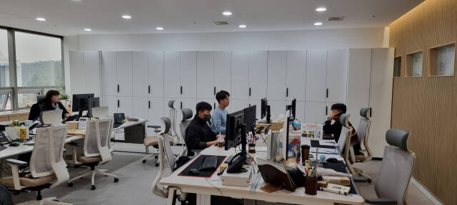 소통과 혁신 공간으로 변한 양주시 홍보정책담당관 사무실에서 직원들이 업무를 보고 있다. 이종현기자