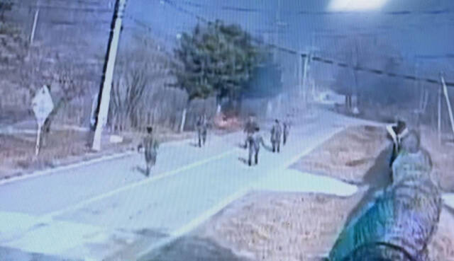 육군 간부, 산불 조기 진압하며 대형 화재 막아. 육군 5사단 제공