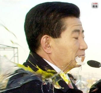 노무현 민주당 대선후보가 2002년 11월 '우리쌀 지키기 전국농민대회'에서 연설하던 도중 야유하던 청중 사이에서 날아온 달걀에 아래턱을 맞고 있다. 연합뉴스