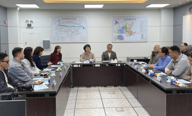 몽골 울란바토르 상하수 처리시설 전문가들이 안산시의 선진 물관리 기술을 벤치마킹하기 위해 방문했다. 안산시 제공