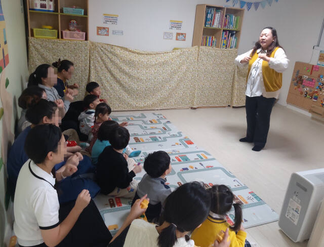 지난 15일 미추홀구 학익동의 아이사랑꿈터 3호점에서 4~5세 어린이 10여명 등을 대상으로 자원 순환 교육을 하고 있다. 미추홀구 제공