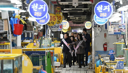 지난 5일 인천 남동구 소래포구종합어시장에서 소래포구 일대의 불법 상행위를 근절하기 위해 시·구청 관계자 및 지역 주민들이 바가지요금 근절 및 물가안정 캠페인을 하고 있다. 경기일보DB