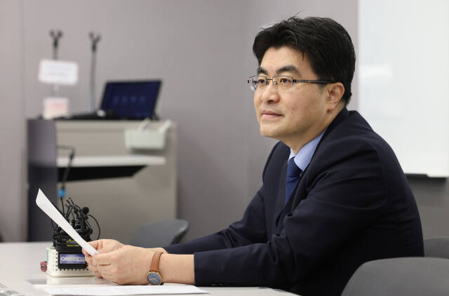 방재승 서울의대 교수협의회 비상대책위원장이 지난 16일 서울 종로구 광화문광장 인근 컨퍼런스룸에서 열린 집단사직 결의 관련 기자회견에서 취재진의 질문을 듣고 있다. 연합뉴스