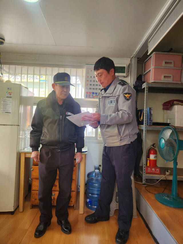 인천부평경찰서 관계쟈가 인천이 안전한 도시임을 알리는 서한문을 배포하고 있다. 부평경찰서 제공