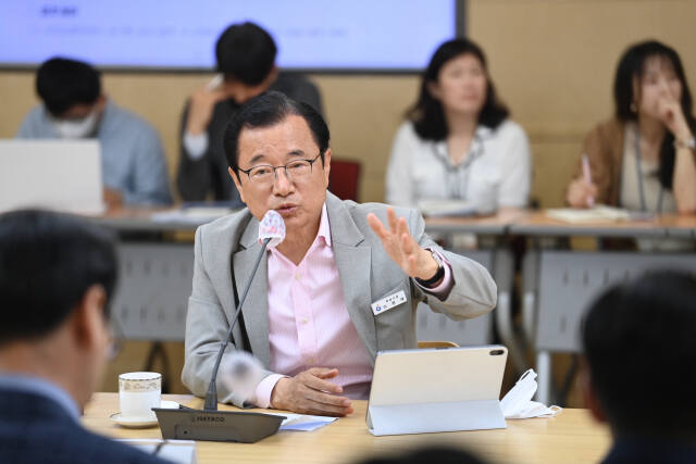 이현재 하남시장이 18일 회의실에서 열린 월요 주간회의에서 국도비 총력 확보를 당부하고 있다. 하남시 제공