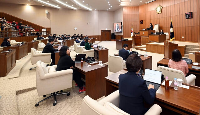 최정희 의장이 제328회 임시회 의사일정을 마무리한 뒤 폐회를 선언하고 있다. 의정부시의회 제공