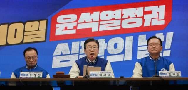 더불어민주당 상임공동선대위원장인 이재명 대표가 18일 오전 서울 여의도 민주당 중앙당사에서 열린 중앙선거대책회의에서 발언하고 있다. 연합뉴스