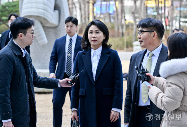더불어민주당 이재명 대표의 배우자 김혜경씨가 지난달 26일 '경기도 법인카드 유용 의혹' 관련 첫 재판을 앞두고 수원지방법원으로 출석하며 취재진의 질문을 듣고 있다. 윤원규기자