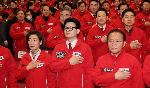 국민의힘 한동훈 비상대책위원장 겸 총괄선대위원장이 19일 국회 의원회관에서 열린 중앙선대위 발대식 및 공천자대회에서 국기에 경례하고 있다. 연합뉴스