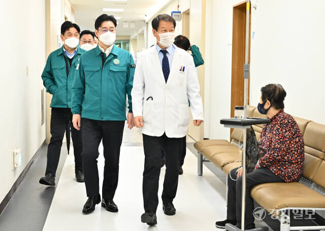 오병권 경기도 행정1부지사가 19일 오전 수원특례시 장안구 경기도의료원 수원병원을 방문해 정일용 의료원장 등과 함께 의사 집단 행동으로 인해 발생한 공공의료원의 진료 현황 등을 현장 점검하고 있다. 홍기웅기자