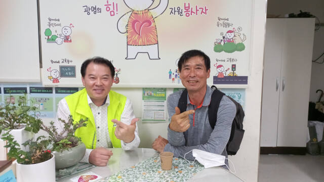 자원봉사자 배혁수씨(오른쪽)와 김영준 광명시자원봉사센터장. 배혁수씨 제공.