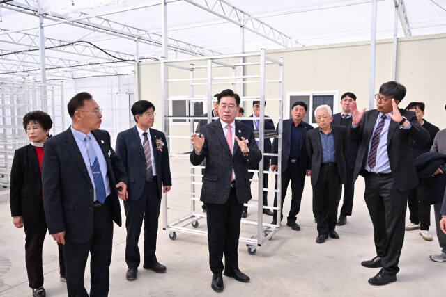 전진선 군수(가운데)와 농협 관계자들이 지평면에 위치한 벼 자동화 공동육묘장을 둘러보고 있다. 양평군 제공