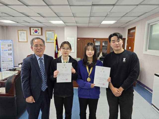 전국수영대회에서 1·2위를 차지한 의왕 갈뫼중학교 이리나(오른쪽 두번째)선수와 이수영 선수(오른쪽 세번째)가 박기운 교장(왼쪽)과 함께 기념사진을 찍고 있다. 군포의왕교육지원청 제공
