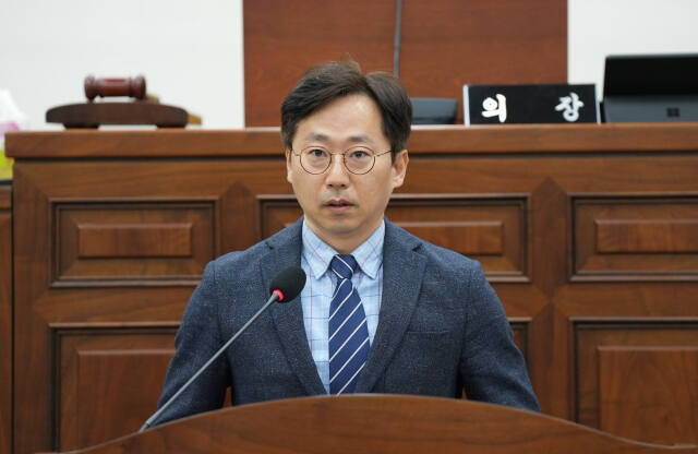 오승철 하남시의원이 이케아 강동점 입점에 따른 하남지역 가구업계 피해를 호소하고 있다. 하남시의회 제공
