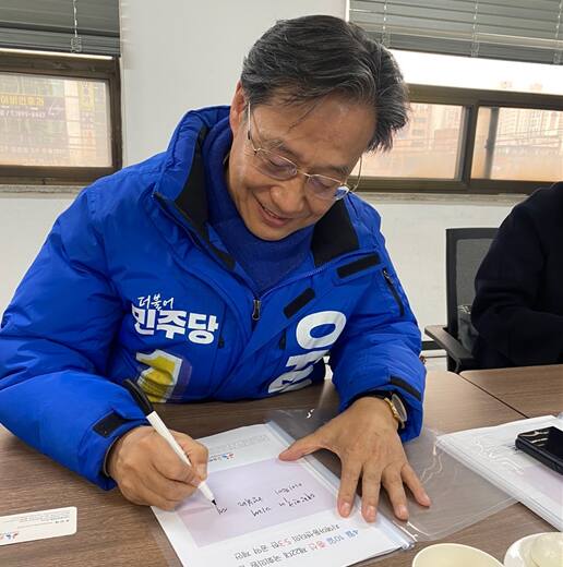 더불어민주당 유동수 계양구갑 예비후보가 보육 현장의 관계자들을 만나 정책 제안 간담회를 하고 있다. 유 예비후보 캠프 제공