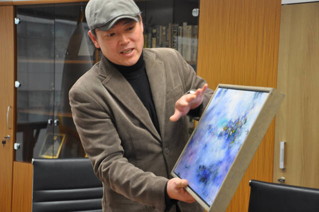 권영범 화가가 ‘어떤 여행’ 작품을 소개하고 있다./이승욱 기자