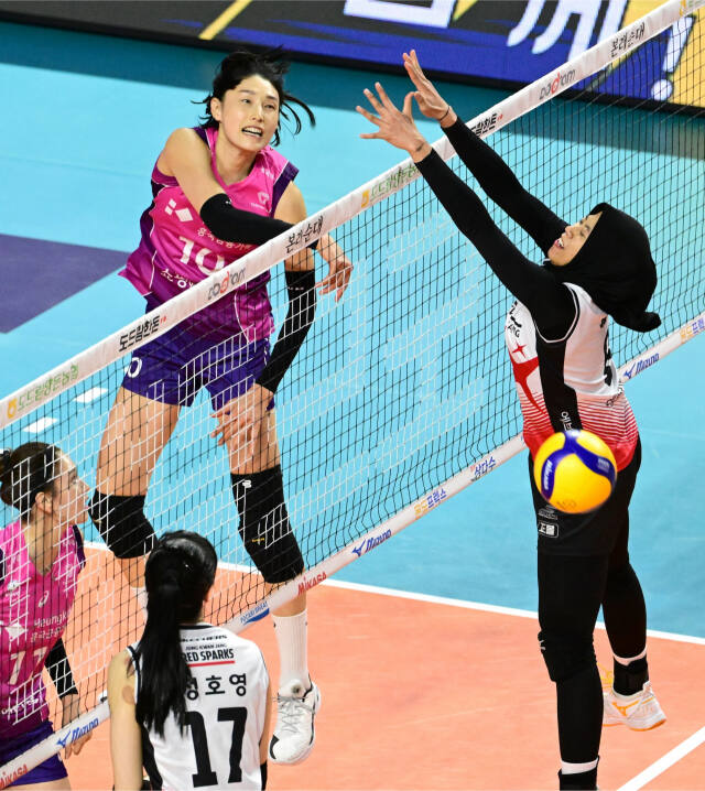 인천 흥국생명과 대전 정관장이 V리그 여자부 플레이오프에서 격돌한다. 사진은 두 팀의 정규시즌 대결에서 김연경이 공격하고 있다.KOVO 제공