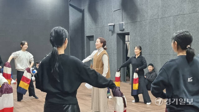 지난 2월23일~24일 양일간 정조테마공연장에서 열린 수원문화재단의 전통예술 창작극 '해후'의 막바지 공연이 한창이던 모습. 공연의 연출가인 안영화 대표(가운데)가 단원들에게 무용을 설명하고 있다. 이나경기자