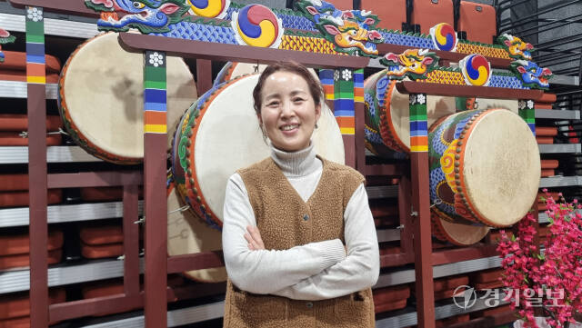 지난 2월 가회당 연습실 공연에서의 안영화 대표의 모습. 이나경기자