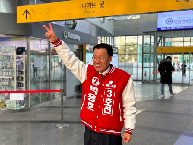 국민의 힘 파주갑 박용호 후보는 20일 수도권 지하철 3호선 파주연장예타면제 및 조기착공등을 약속하는등 운정신도시,교하동지역 12개 공약을 발표했다. 박용호 후보사무실제공
