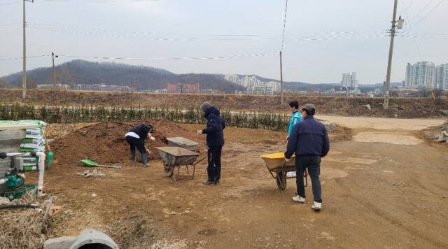 사회봉사 대상자들이 고양시 한 농가에서 일손을 돕고 있다. 서울서부보호관찰소 제공