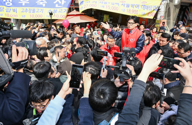 국민의힘 한동훈 비상대책위원장 겸 총괄 선거대책위원장이 20일 오전 안양 관양시장을 찾아 시민들에게 발언하고 있다. 윤원규기자