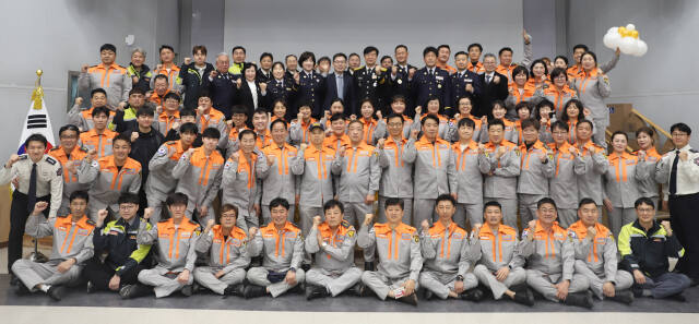 유해공 의정부소방서장과 직원, 의용소방대원들이 의용소방대의 날 행사를 마친 뒤 기념촬영하고 있다. 의정부소방서 제공