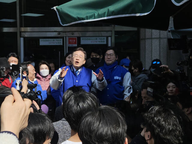 20일 미추홀구 토지금고시장을 찾은 민주당 이재명 대표가 지지자들 앞에서 연설을 하고 있다. 박귀빈 기자