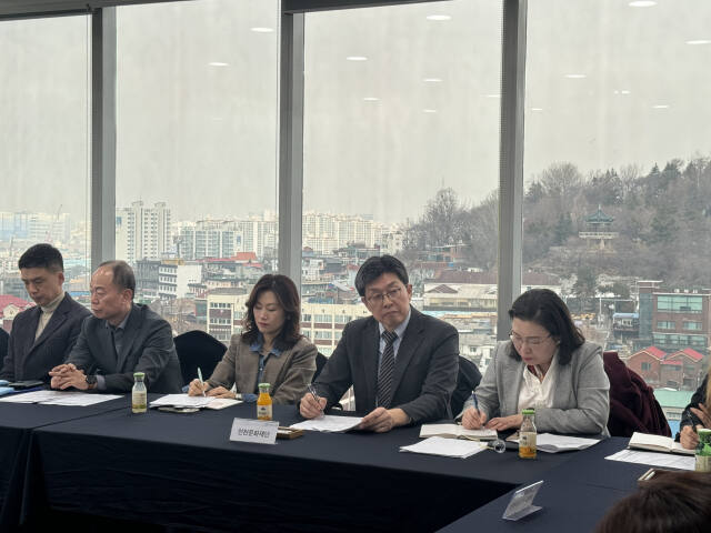인천지역 문화재단 대표자들이 한자리에 모여 올해 운영할 협력사업을 논의했다. 인천문화재단 제공
