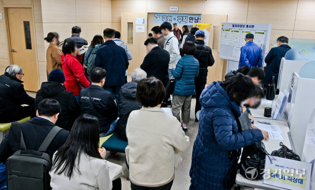 2024년 용인시 구인·구직 만남의 날 채용행사가 열린 20일 오후 용인시 일자리센터 대회의실에서 구직자들이 면접 차례를 기다리고 있다. 이날 행사에서는 4개 업체에서 39명을 구인했는데 100여명이 넘는 구직자가 참여했다. 윤원규기자