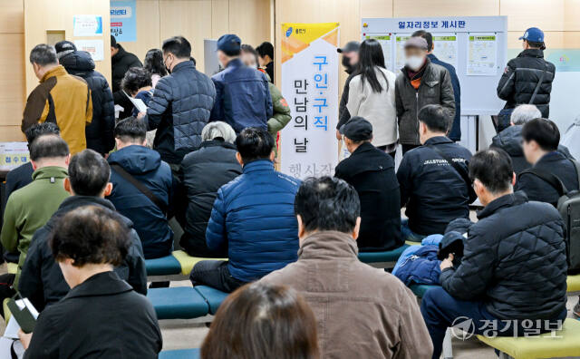 2024년 용인시 구인·구직 만남의 날 채용행사가 열린 20일 오후 용인시 일자리센터 대회의실에서 구직자들이 면접 차례를 기다리고 있다. 이날 행사에서는 4개 업체에서 39명을 구인했는데 100여명이 넘는 구직자가 참여했다. 윤원규기자