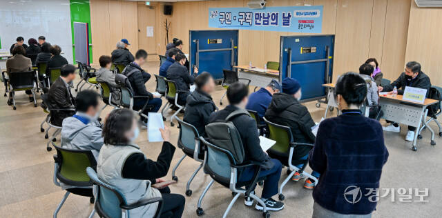 2024년 용인시 구인·구직 만남의 날 채용행사가 열린 20일 오후 용인시 일자리센터 대회의실에서 구직자들이 면접 차례를 기다리고 있다. 이날 행사에서는 4개 업체에서 39명을 구인했는데 100여명이 넘는 구직자가 참여했다. 윤원규기자
