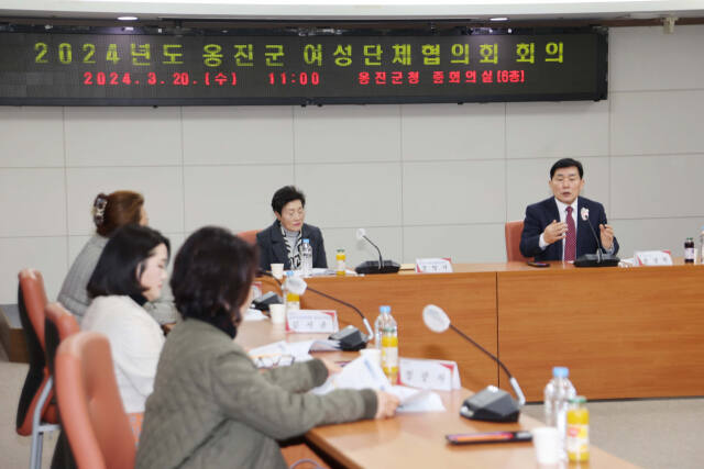 20일 오전 인천 옹진군청 중회의실에서 열린 옹진군 여성단체협의회 회의. 문경복 군수가 인삿말을 하고 있다. 군 제공
