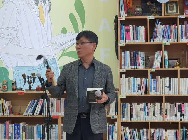 정진오 인천시 전 대변인이 20일 인천 석바위 여행인문학도서관에서 가진 ‘대장간 이야기’ 출판기념회에서 대장장이에 매료한 이유를 말하고 있다. 지우현기자