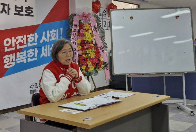 국민의힘 이수정 수원정 국회의원 예비후보가 20일 자신의 선거사무소에서 공약과 관련 기자간담회를 진행하고 있다. 이정민기자