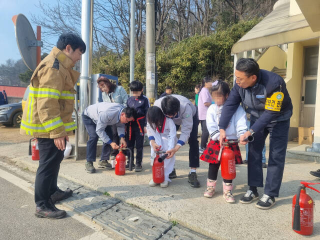 한국남동발전㈜ 영흥발전본부가 지난 19일 영흥지역아동센터에서 아동들에게 소화기 사용법을 알리고 있다. 본부 제공